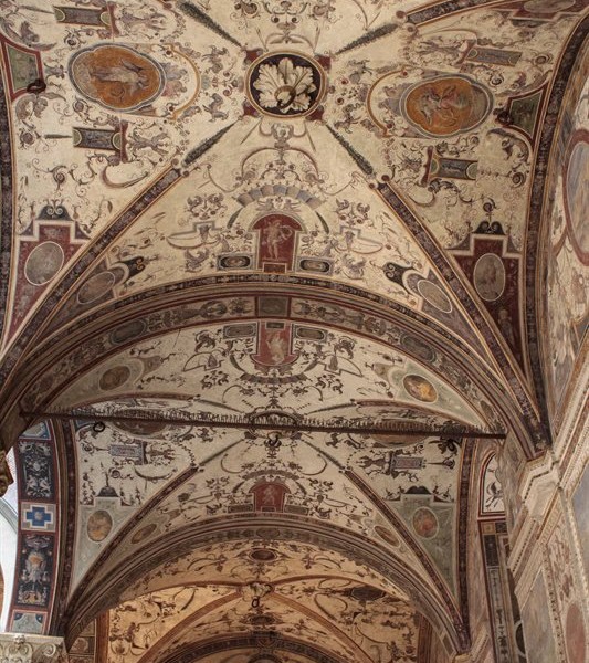 Decke mit Malereien in einer Passage in Florenz