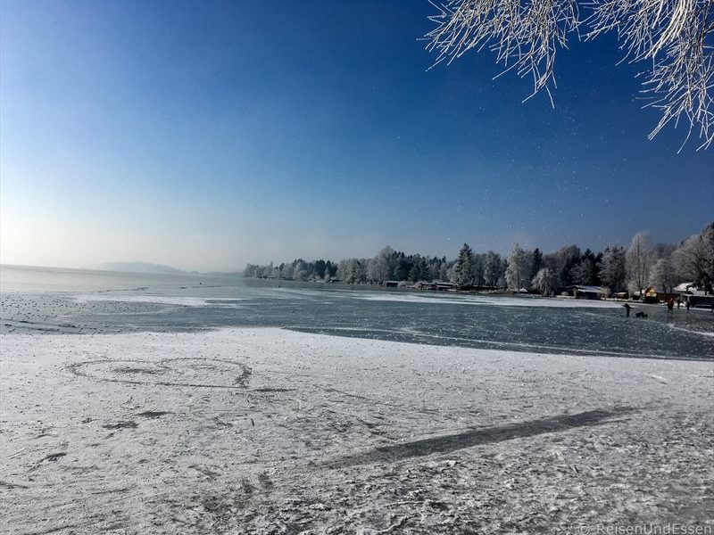Herz auf dem Eis im Wörthsee