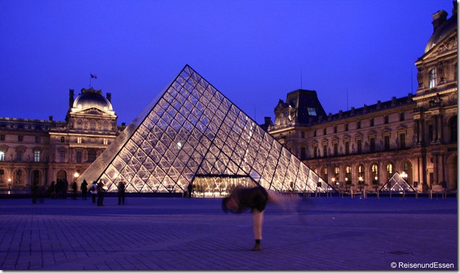 Louvre mit Pyramide bei Nacht