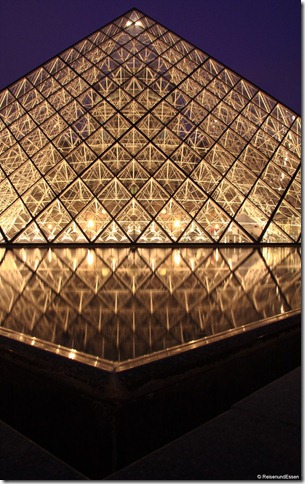 Pyramide beim Louvre bei Nacht