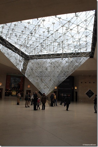 Unter der Pyramide des Louvre