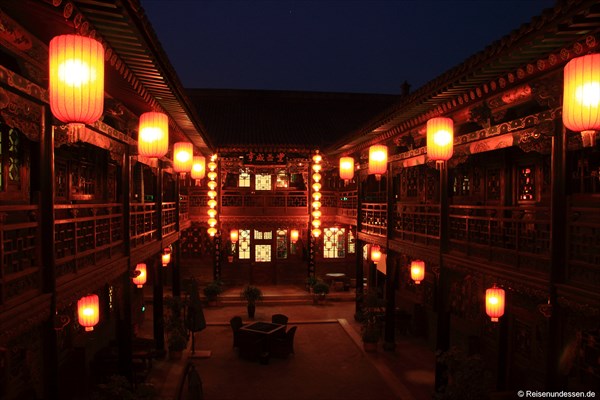 Innenhof bei Nacht im De Chao Ge Hotel