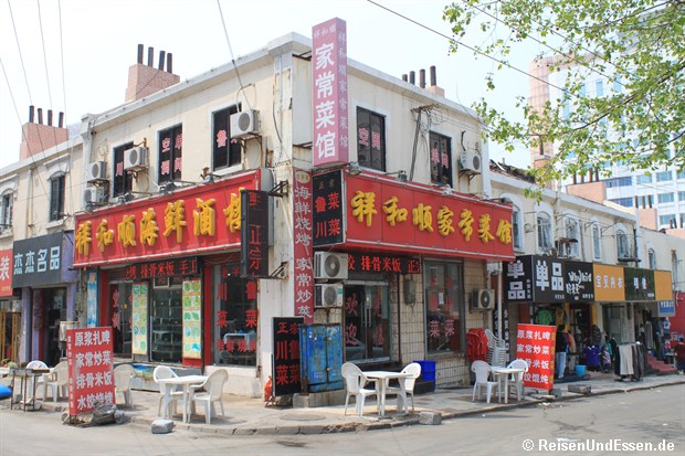 Qingdao - Imbiss mit Tischen
