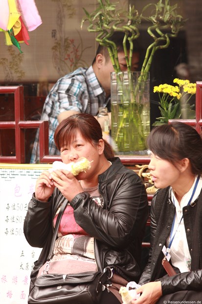 Pingyao - Chinesische Touristinnen mit Maiskolben