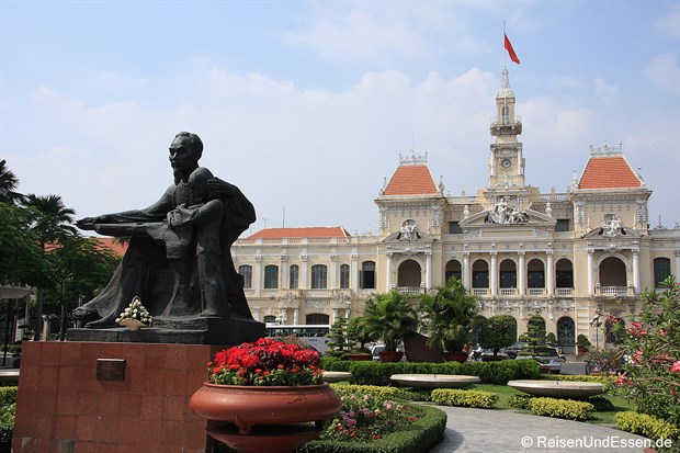Saigon - Rathaus und Statue von Ho Chi Minh