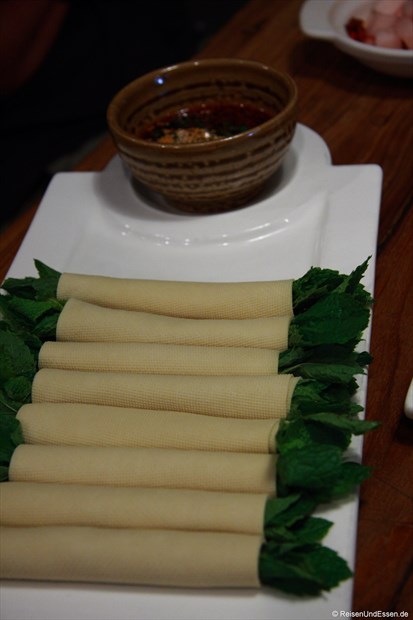 Tofublätter mit Minze und eine scharfe Sauce