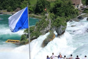 Read more about the article Tosende Wassermassen am Rheinfall in Schaffhausen