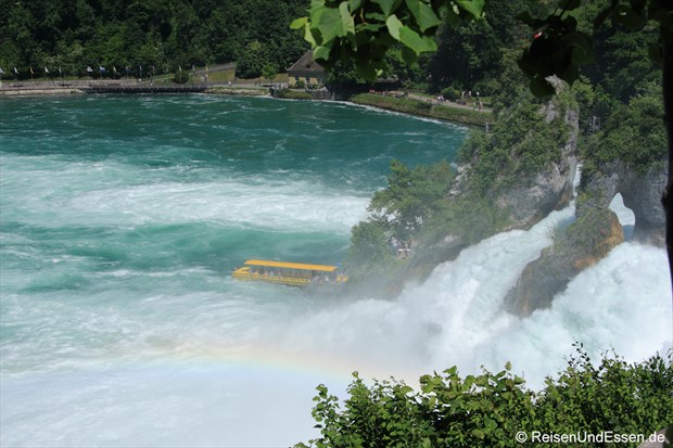 Schweiz - Rheinfall mit Regenbogen und Schiff