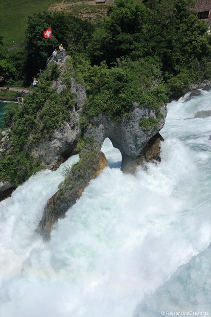 Schweiz - Rheinfall mit Felsen