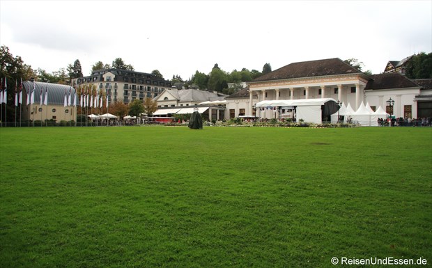 Kurgarten in Baden Baden mit Hotel und Kurhaus