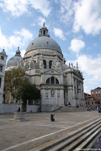 You are currently viewing Am Canale Grande entlang zur Basilica di Santa Maria della Salute in Venedig
