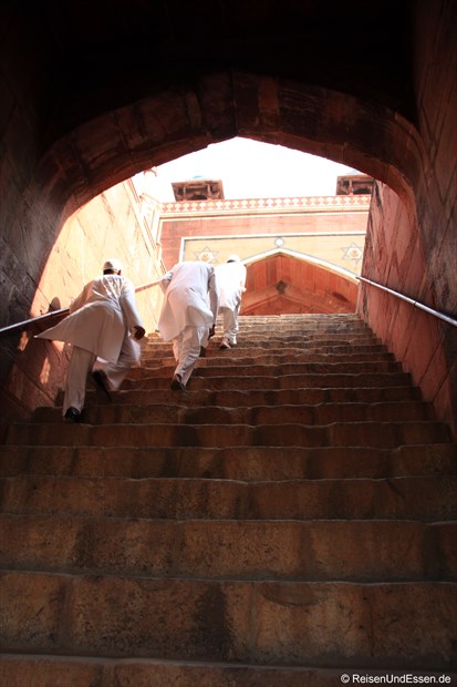 Treppenstufen zur oberen Ebene des Humayun Mausoleum