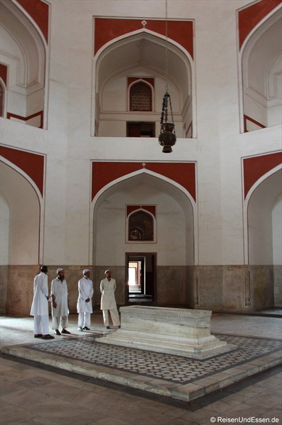 Im Innenbereich des Humayun Mausoleum mit einem Grab