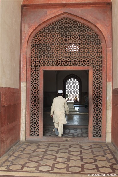 Eingang in den Innenbereich des Humayun Mausoleum in Delhi