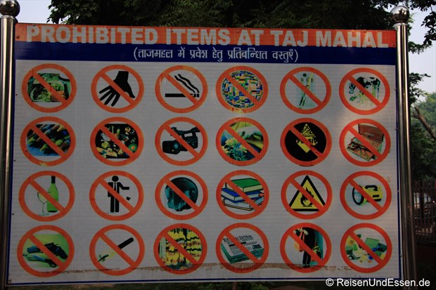 Tafel mit Hinweis auf verbotene Gegenstände