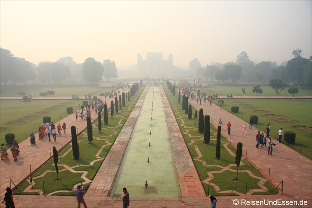 Blick vom Taj Mahal zum Haupttor