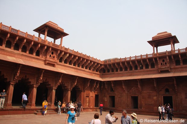 In einem Innenhof im Roten Fort in Agra