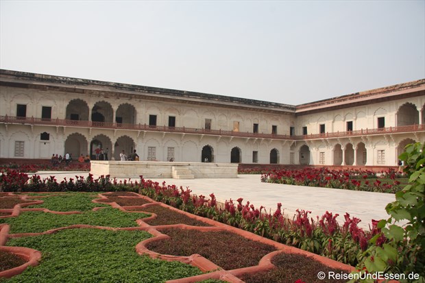 Ein großer Innenhof im Roten Fort in Agra