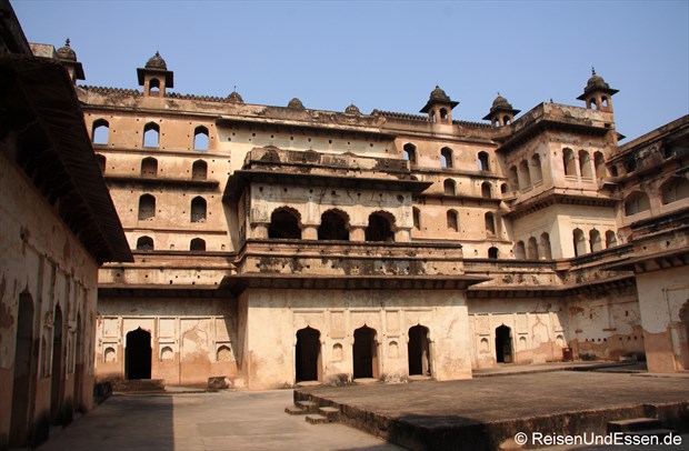 Im Stadtpalast (Raj Mahal) in Orchha mit Podium für Aufführungen