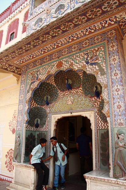 Tor mit Dekoration im Stadtpalast von Jaipur