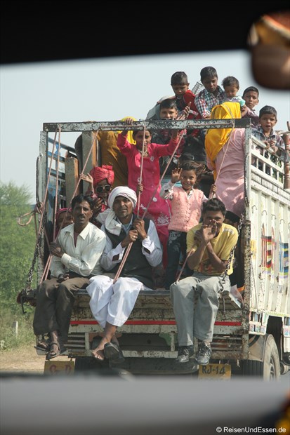 Busersatz auf der Fahrt in Richtung Agra
