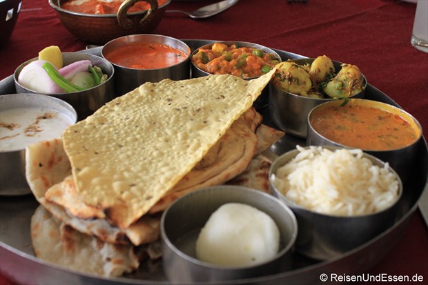 You are currently viewing Indisches Mittagessen, Textilien färben und Teppiche knüpfen in Jaipur