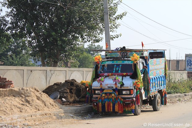 Bunter LKW unterwegs zwischen Jaipur und Agra