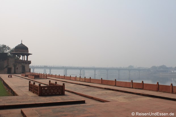 Blick vom Mausoleum Itimad-ud-Daulah auf Brücke und Fluss in Agra