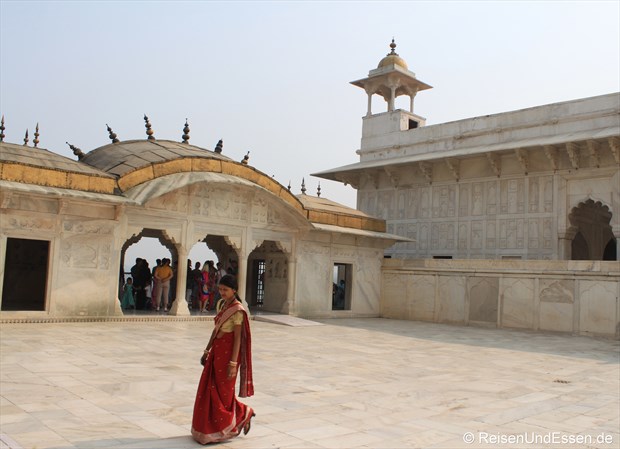 In einem Innenhof im Roten Fort in Agra