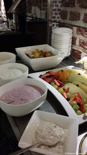 Frühstücksbuffet mit verschiedenen Joghurt und Quark sowie Obst