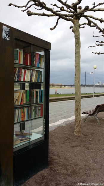 Ausleihmöglichkeit von Büchern an der Rheinpromenade