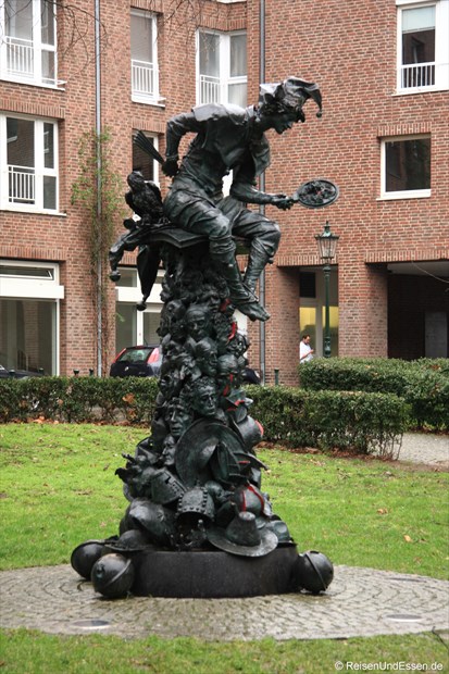 Skulptur in der Nähe vom Haus des Karnevals
