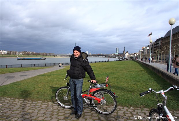 An der Rheinpromenade mit dem Fahrrad unterwegs