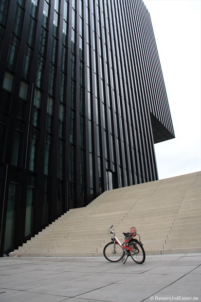 Mit dem Fahrrad beim Hyatt im Medienhafen