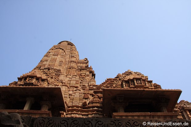 Blick nach oben am Lakshmana Tempel von Khajuraho