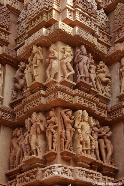 Figuren am Kandariya-Mahadeva-Tempel von Khajuraho