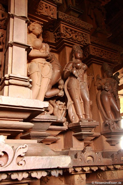 Üppige Tänzerinnen Im Innern des Kandariya-Mahadeva-Tempel