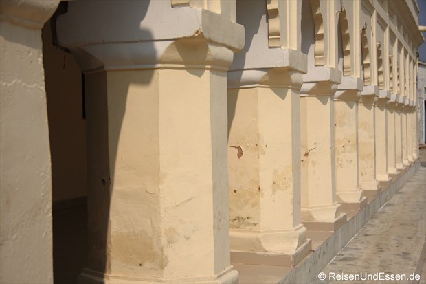 Säulengang bei der östlichen Tempelgruppe in Khajuraho