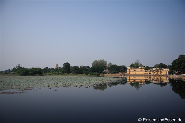 Blick über den See in Khajuraho