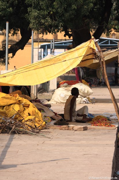 Verkäufer mit seinem Stand in Khajuraho