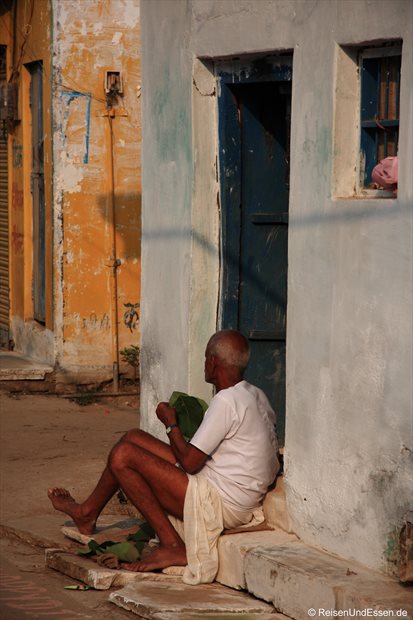 Alter Mann vor seinem Haus in Khajuraho