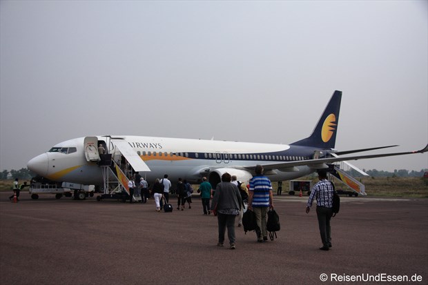 Über das Vorfeld zum Flugzeug nach Varanasi