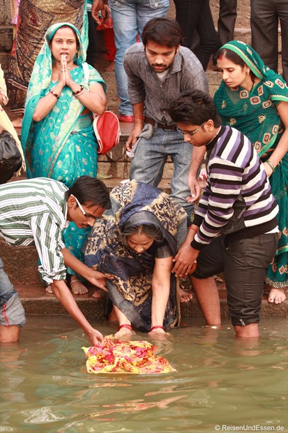 Opfergaben werden in den heiligen Fluss Ganges gesetzt
