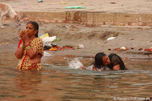 Bad am Morgen im heiligen Wasser des Ganges
