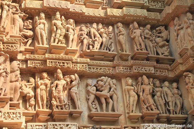 Tänzerinnen am Lakshmana Tempel in der westlichen Tempelgruppe von Khajuraho
