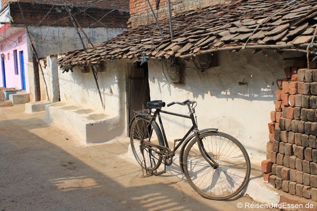 Fahrrad bei den Lehmhäusern in Khajuraho
