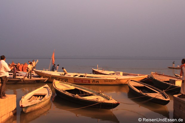 Am Ufer des Ganges in Varanasi vor Sonnenaufgang