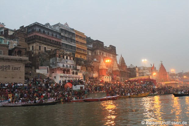 Ghats, Gläubige und Gebäude am Ganges in Varanasi