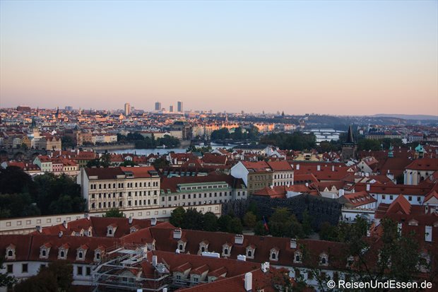Abendlicher Blick auf Prag und Moldau