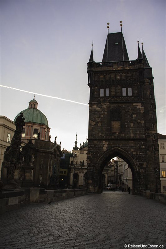 Read more about the article Wie man die Karlsbrücke in Prag für sich alleine hat